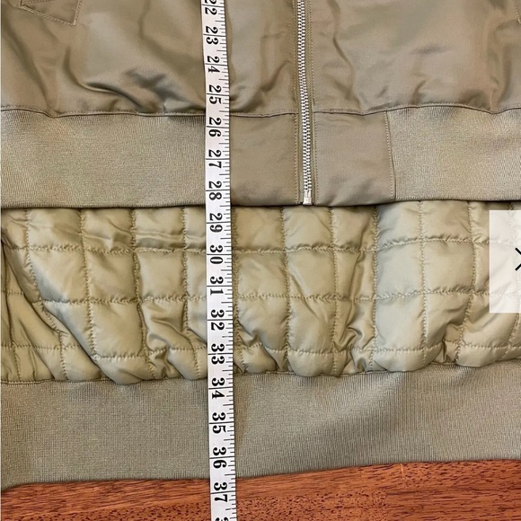 Nike NSW Therma Fit Oversized Bomber Puffy Jacket Quilted Satin Olive - Picture 4 of 10